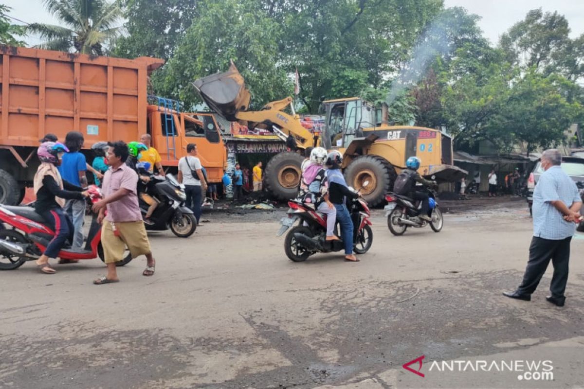 Truk bermuatan batu bara terbalik di jalur penghubung Padang-Solok
