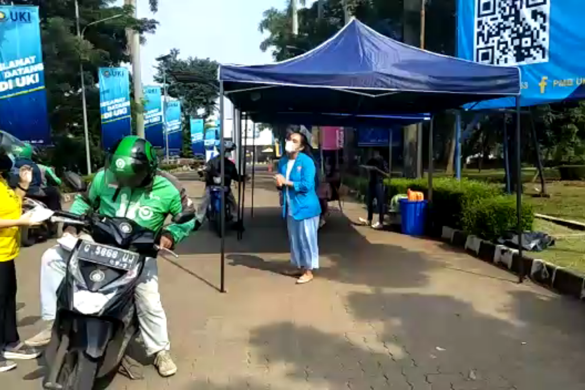 Mahasiswa UKI bagikan makanan gratis untuk warga terdampak COVID-19