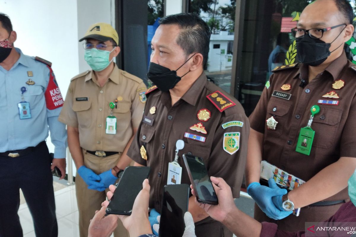 Antisipasi penyebaran COVID-19 Kantor Kejari Tala disemprot disinfektan