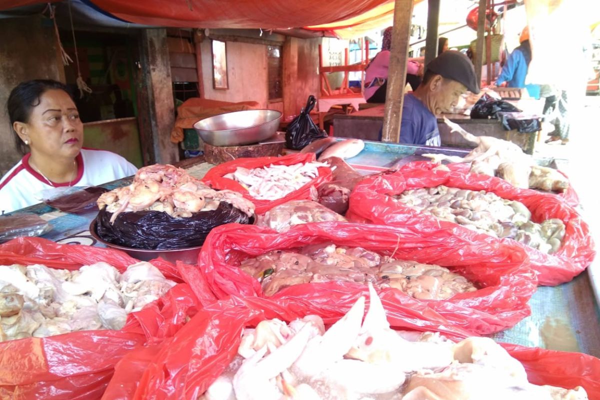 Harga daging ayam ras dan cabai terus bergerak naik di Makassar