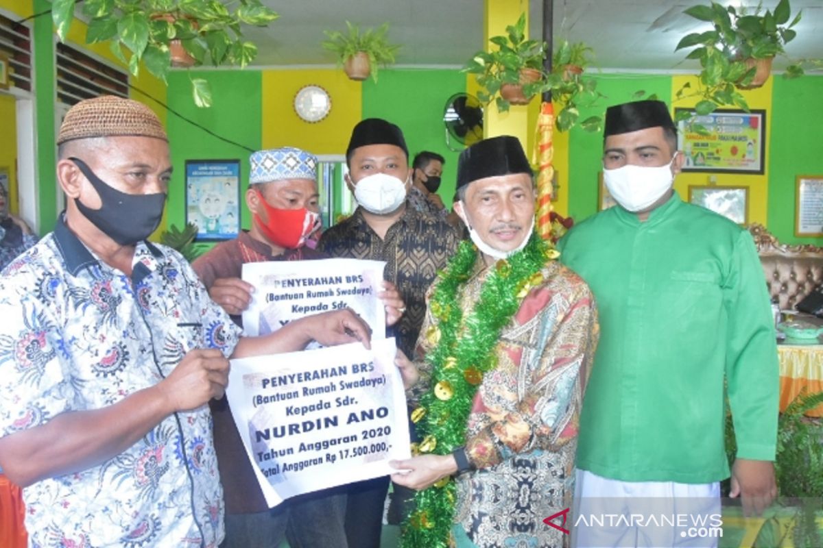 Bupati Gorontalo serahkan bantuan rumah layak huni di Tilango