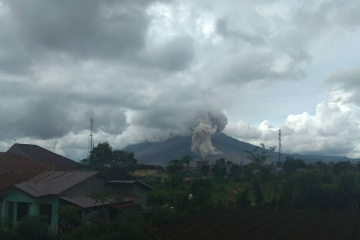 Ketinggian erupsi Sinabung teramati mencapai 300 meter