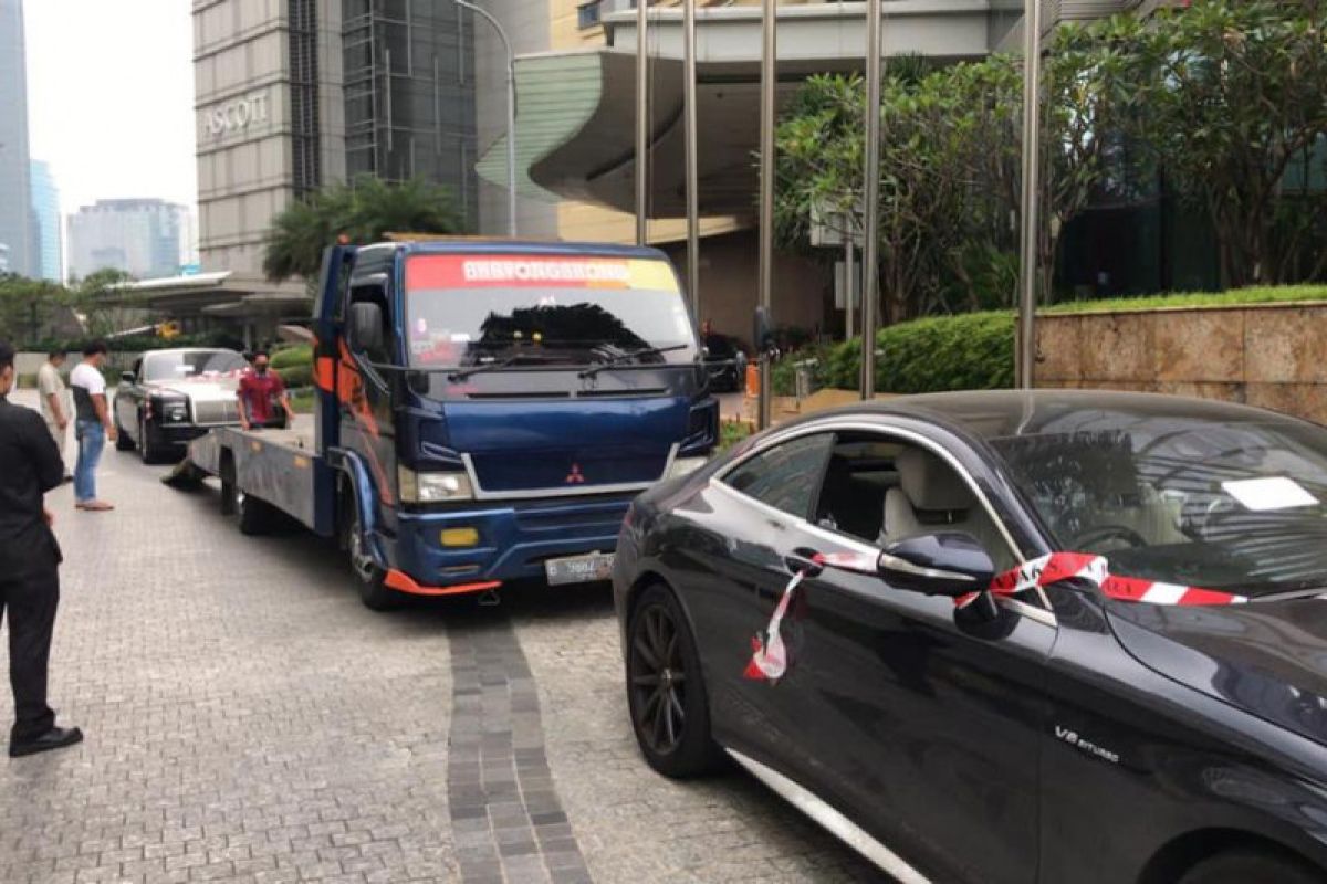 Tiga mobil mewah milik tersangka Asabri dipindahkan