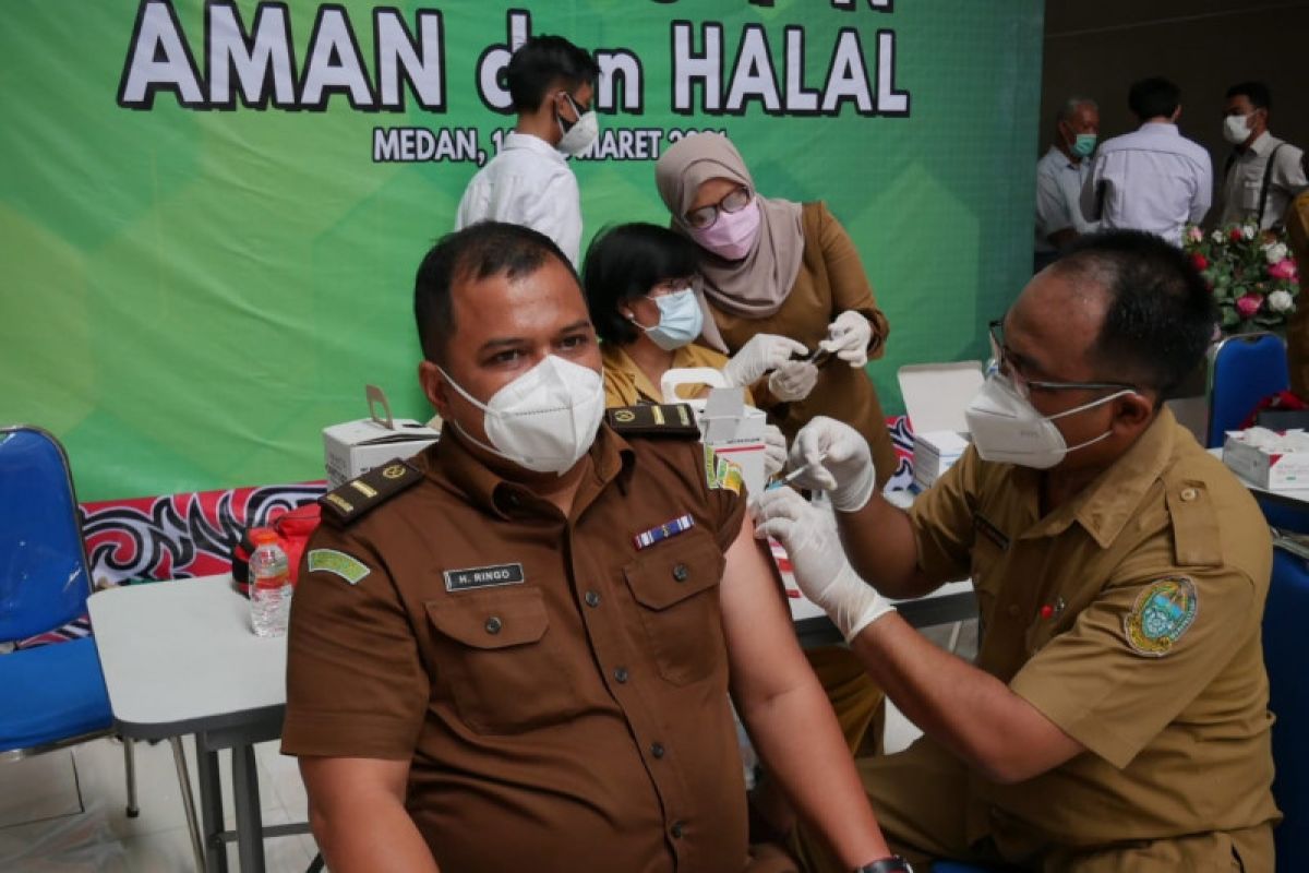 450 pegawai Kejati Sumut jalani vaksinasi COVID-19 tahap pertama