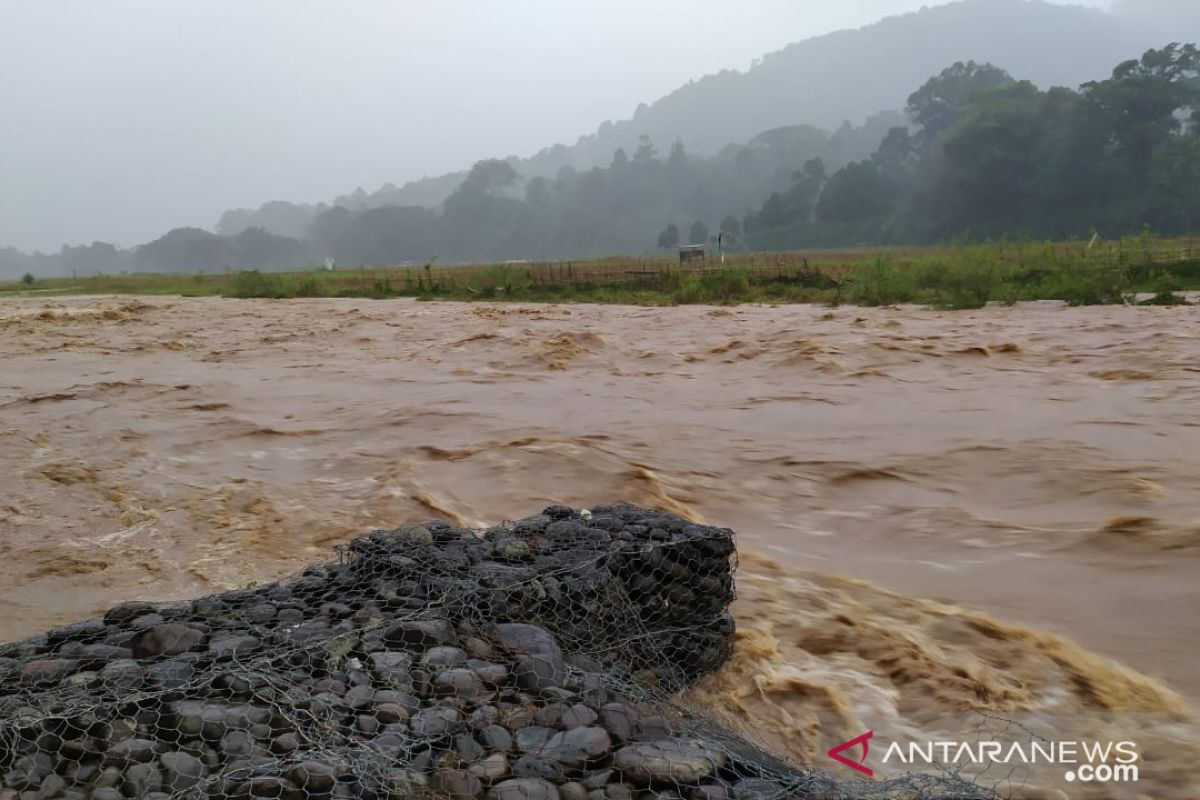 Banjir bandang ancam keselamatan  warga di Kecamatan Ulu Ogan