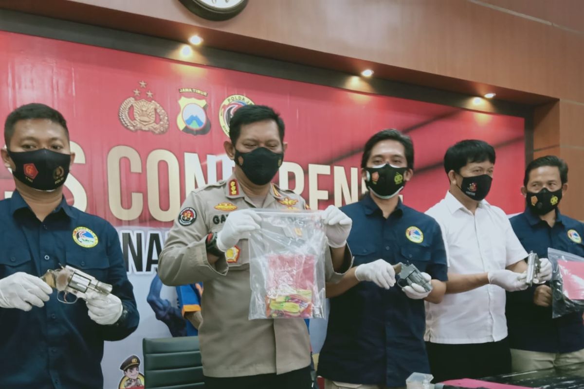 Polda Jatim amankan senpi rakitan saat bekuk pengedar narkoba asal Jombang