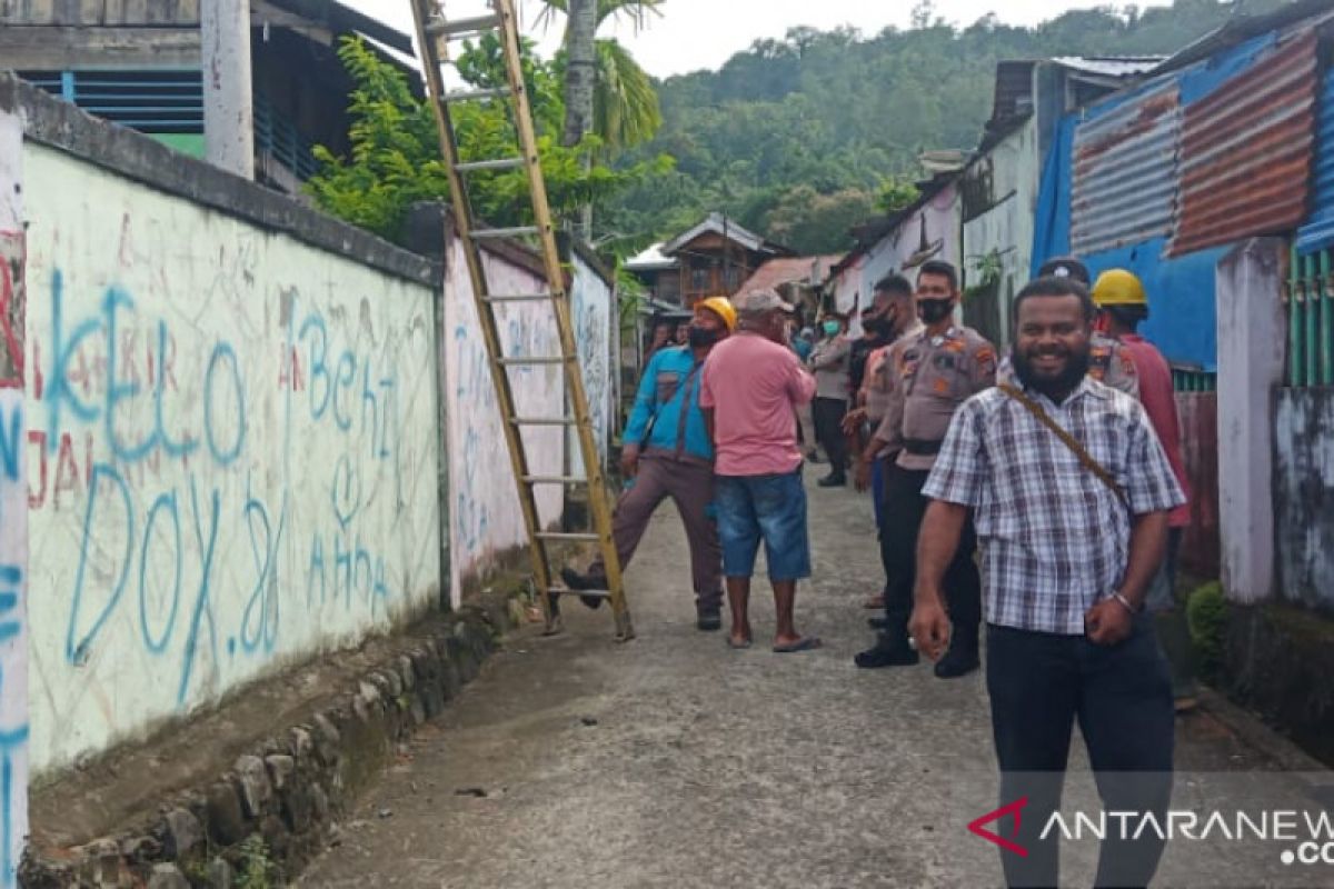 Aksi Jupri panjat tiang listrik gegerkan warga di Manokwari