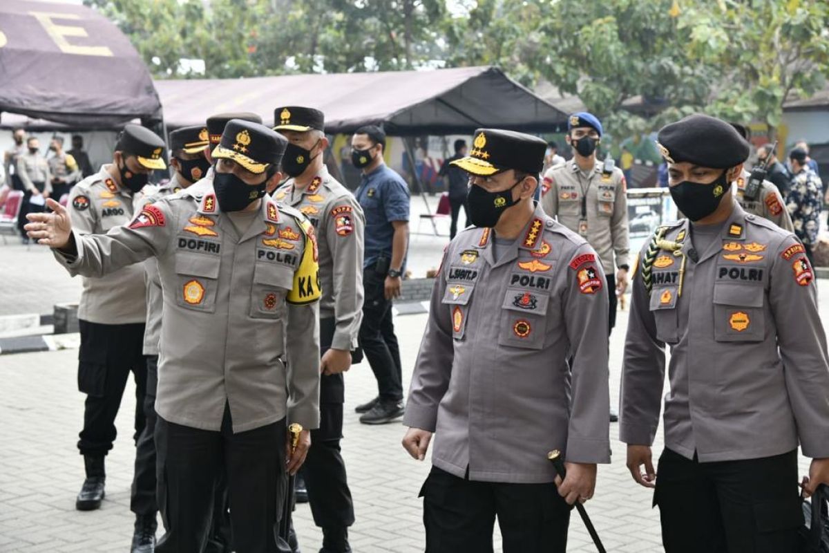 Kapolri tinjau vaksinasi COVID-19 tahap II Jabar