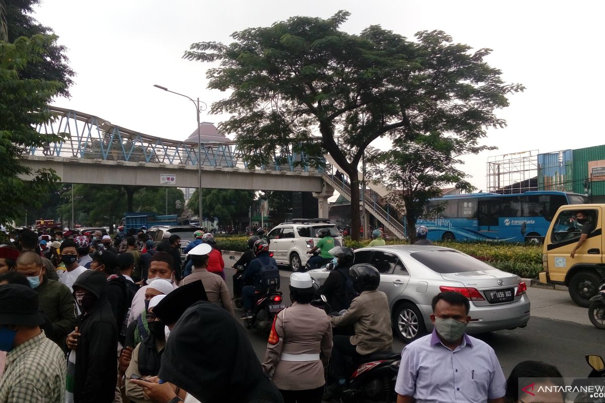 Pendukung Rizieq Shihab tinggalkan PN Jakarta Timur