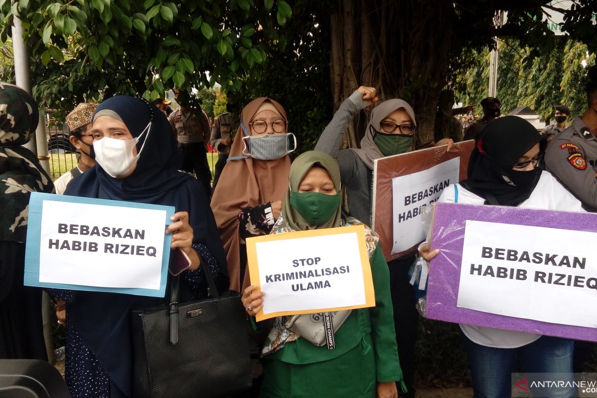 Sidang perdana  Rizieq Shihab ditunda karena masalah koneksi internet