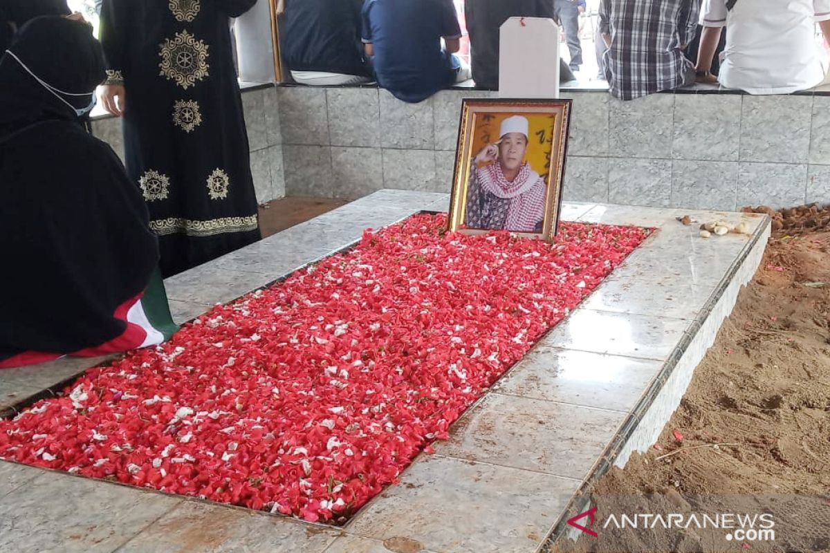 Almarhum Anton Medan dikebumikan dengan diiringi bacaan ayat Al Quran