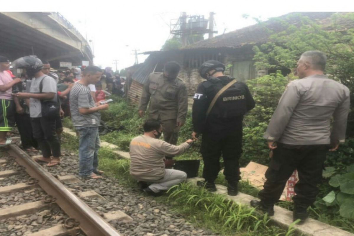 Pengendara sepeda motor tewas ditabrak kereta di bawah fly over Natar