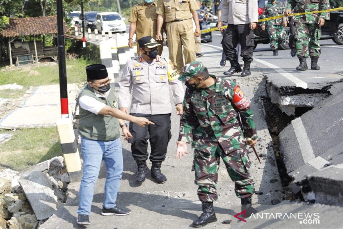 Pemprov Jatim diminta perbaiki jalan provinsi ambles di Pamekasan