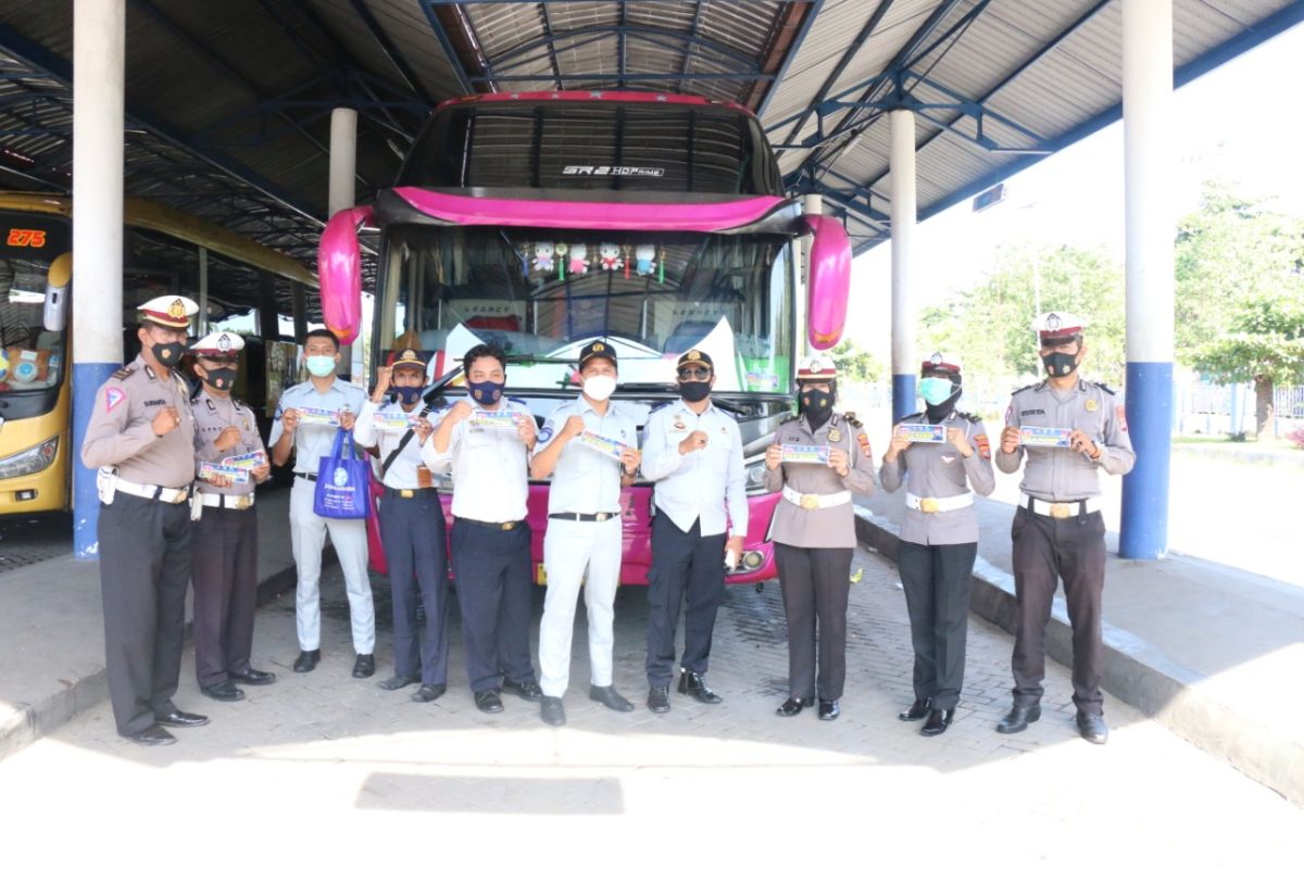 Jasa Raharja bersama Polresta Mataram tempelkan imbauan pakai masker di angkutan umum
