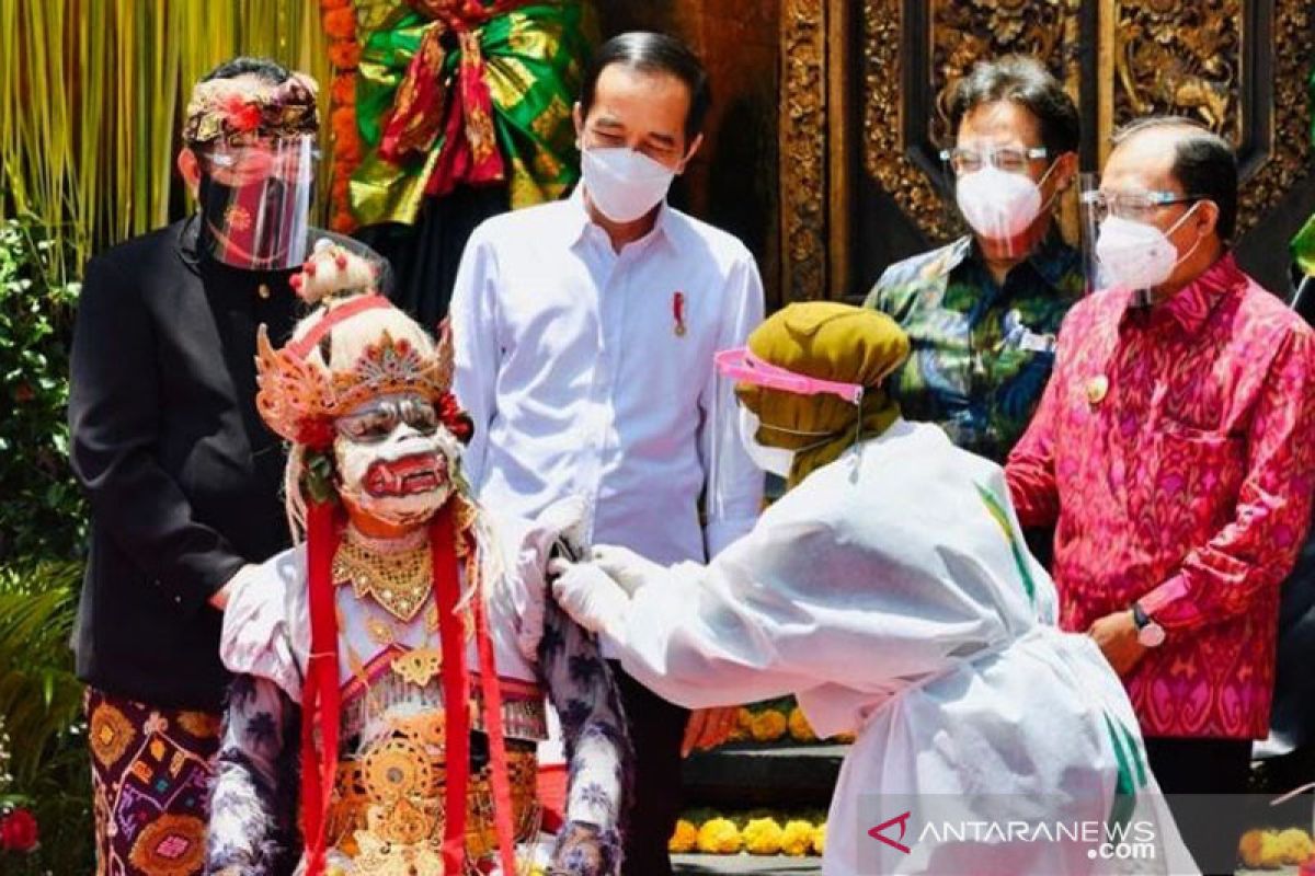 Presiden minta masyarakat Bali tetap waspada meski vaksinasi dimulai