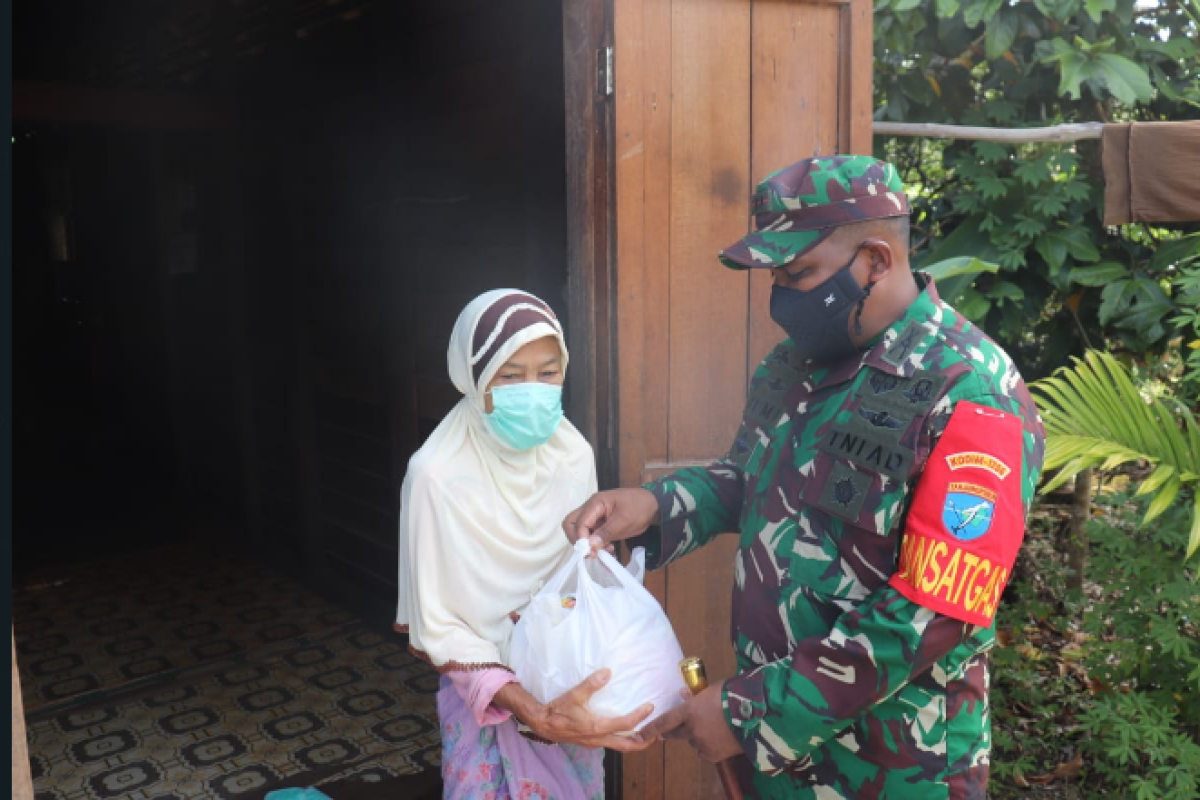 Dansatgas TMMD salurkan bantuan kepada nenek hidup sebatang kara