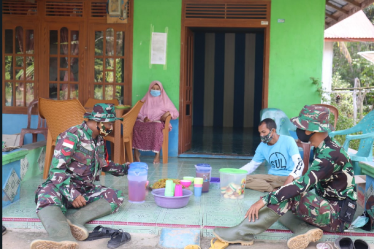 Cara melepas lelah Anggota Satgas TMMD bersama warga