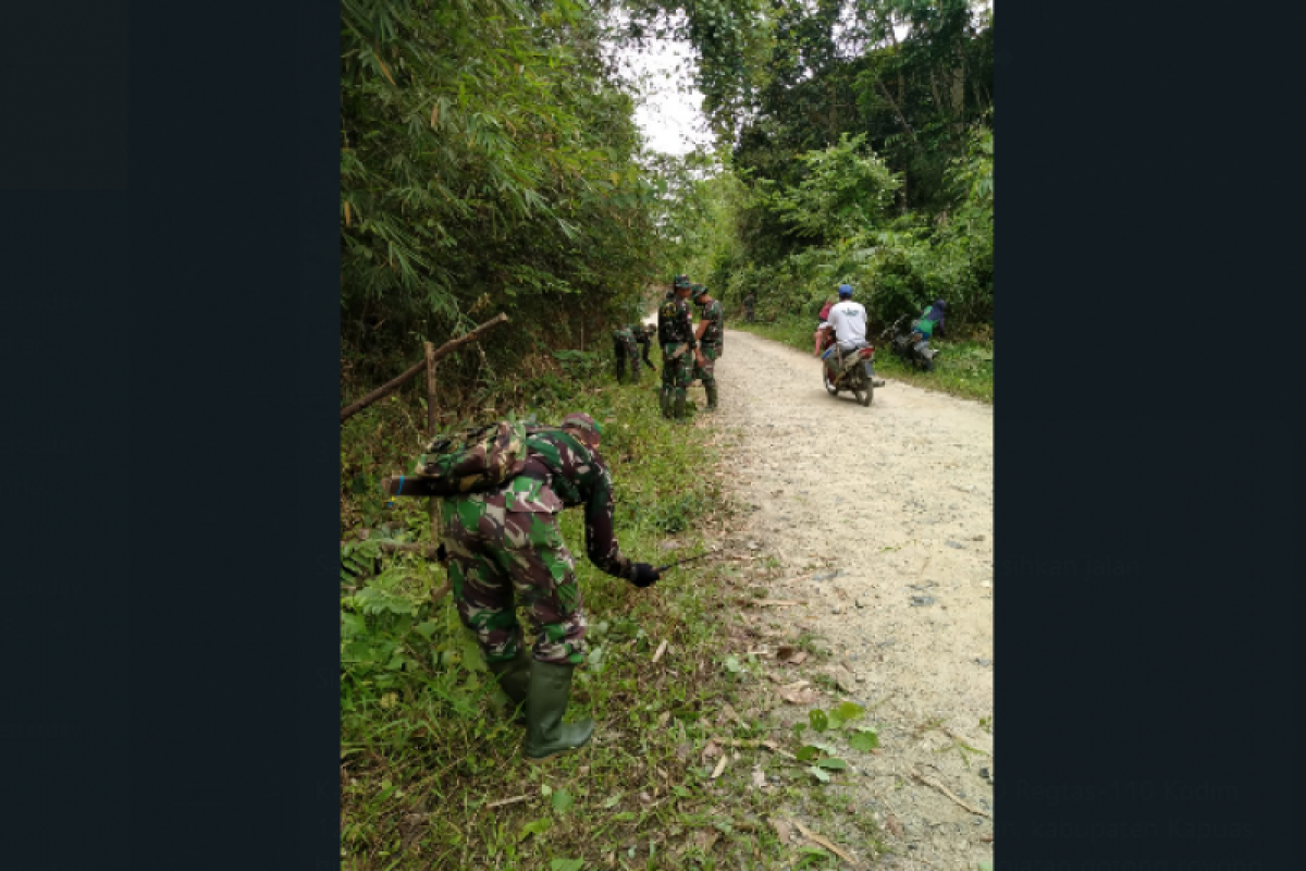 Satgas TMMD dan masyarakat gotong royong bersihkan jalan