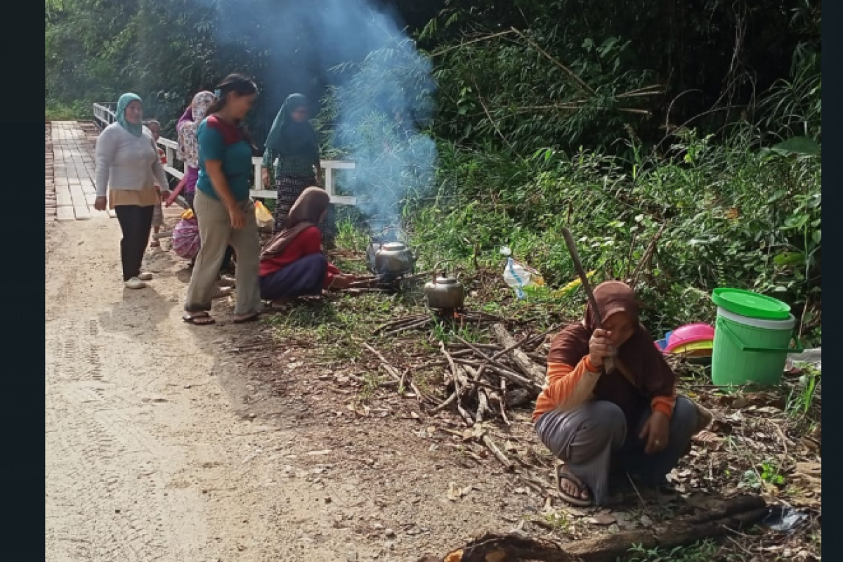 Disaat karya bakti anggota TMMD dapat dukungan dari ibu-ibu