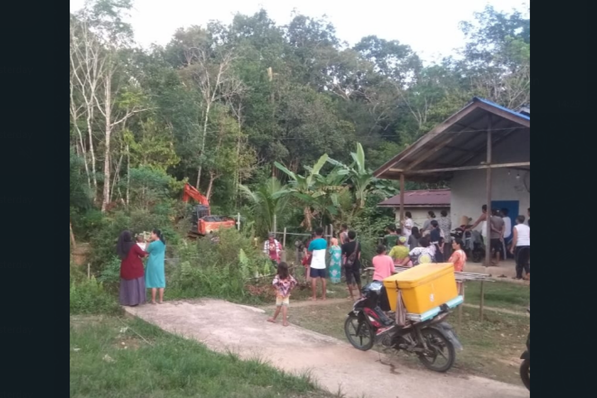 Kegiatan alat berat di lokasi TMMD  Kodim 1206/PSB jadi tontonan warga