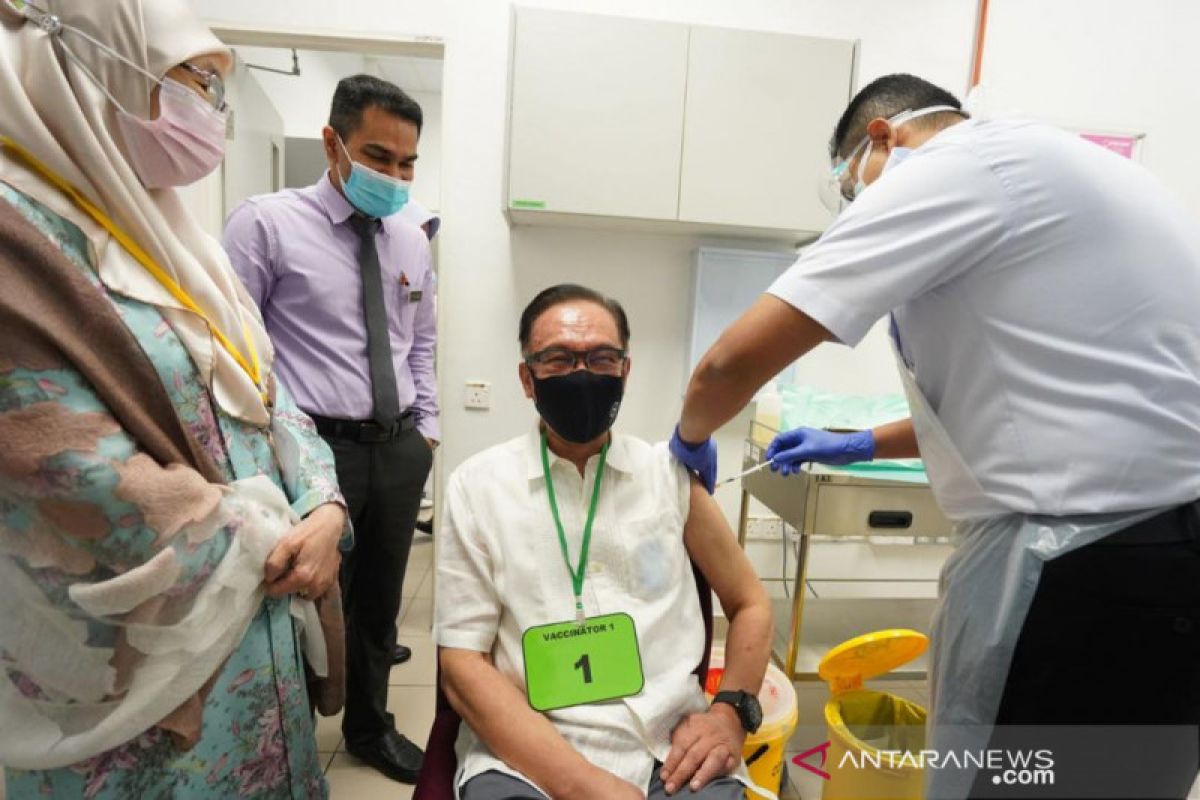 Anwar Ibrahim menerima vaksin COVID-19