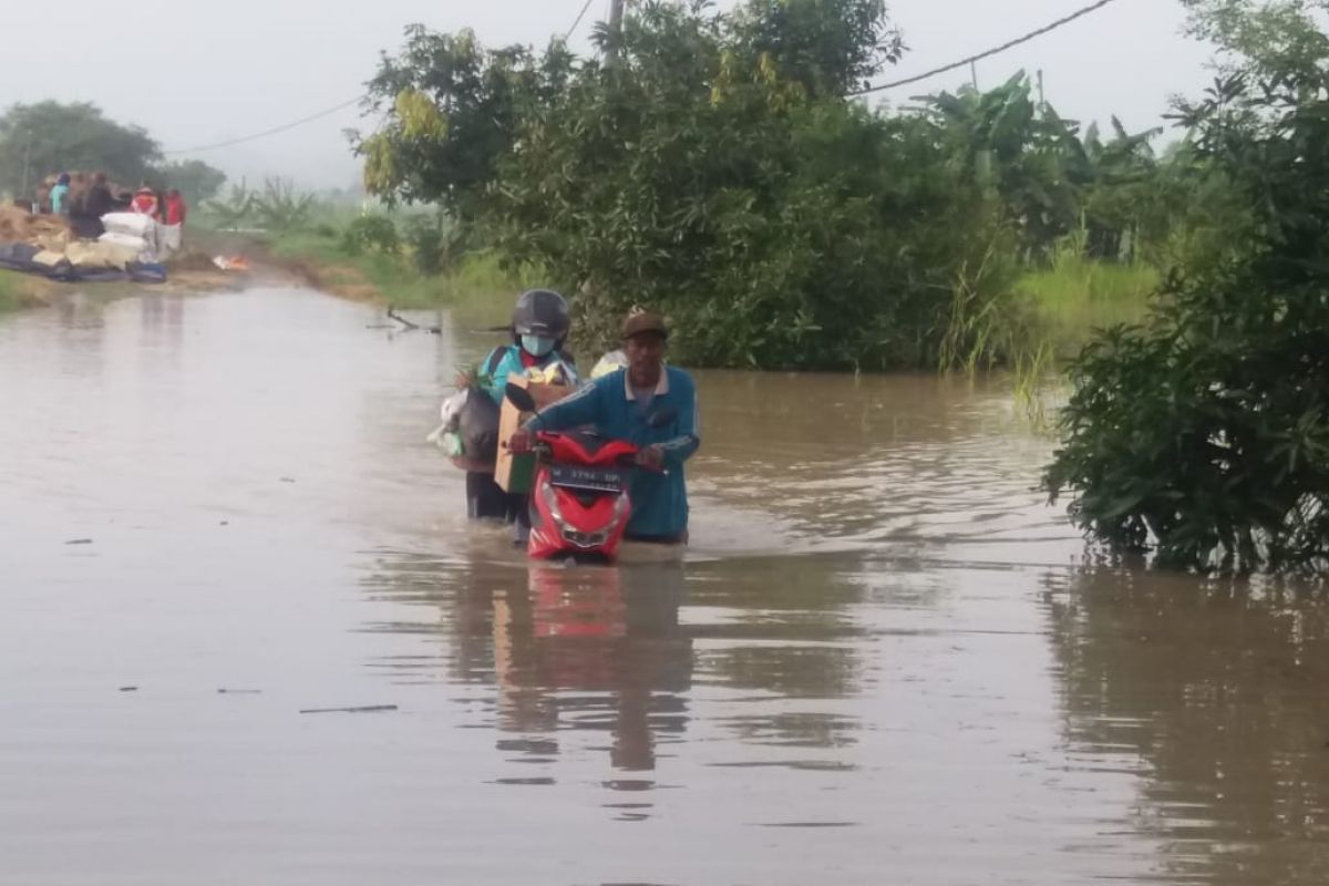 Banjir putus akses Jalan Raya Morowudi Gresik