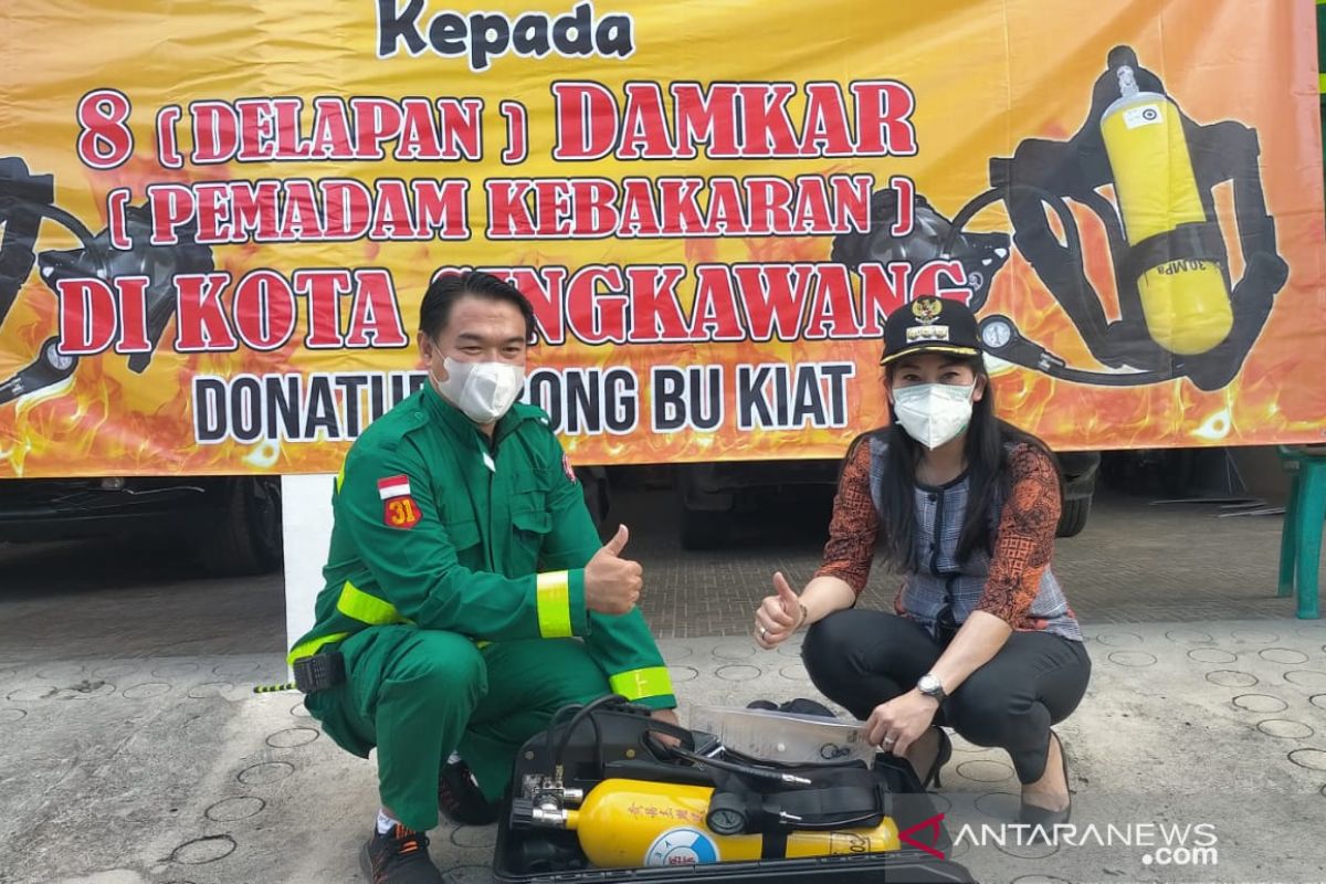 Pemkot Singkawang salurkan bantuan perlengkapan pemadam kebakaran