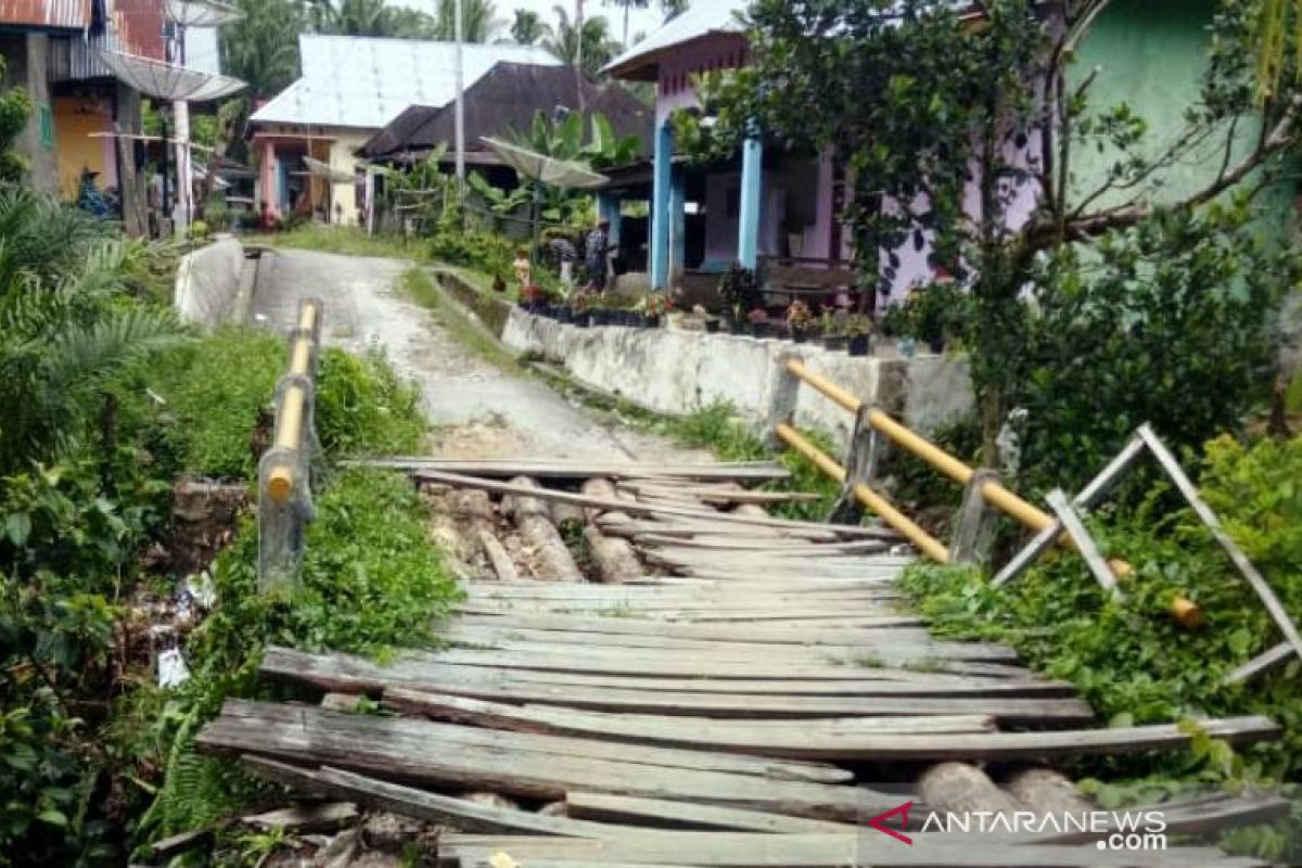 Rusak sejak tahun lalu, jembatan penghubung antar kampung di Parit Batu butuh perbaikan