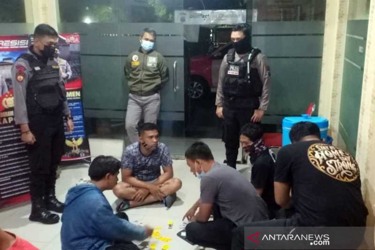 Tiga pejudi kartu domino di Solo ditahan