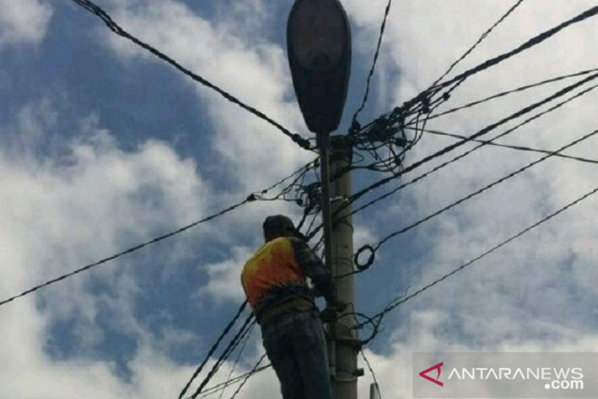 PLN Jambi lakukan penyambungan listirik di dua desa di Tanjab Barat