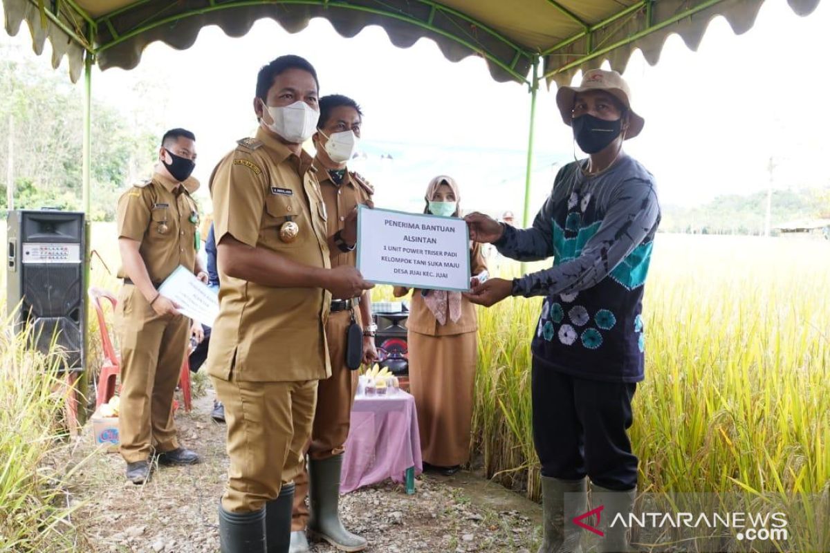 Kelompok tani di Desa Juai usulkan mesin perontok padi kepada Pemda