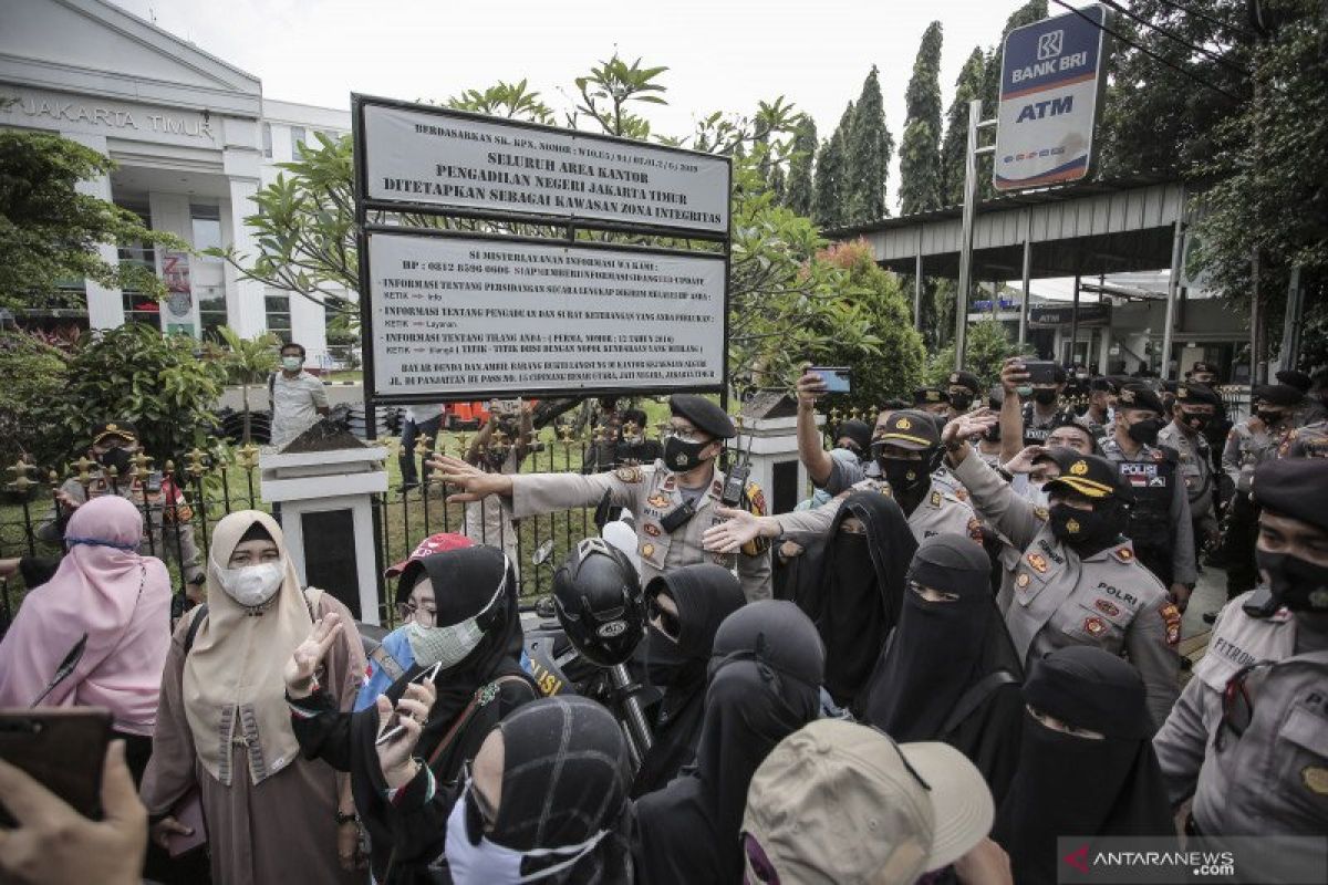 Sidang ditunda, simpatisan Rizieq Shihab mulai tinggalkan PN Jakarta Timur
