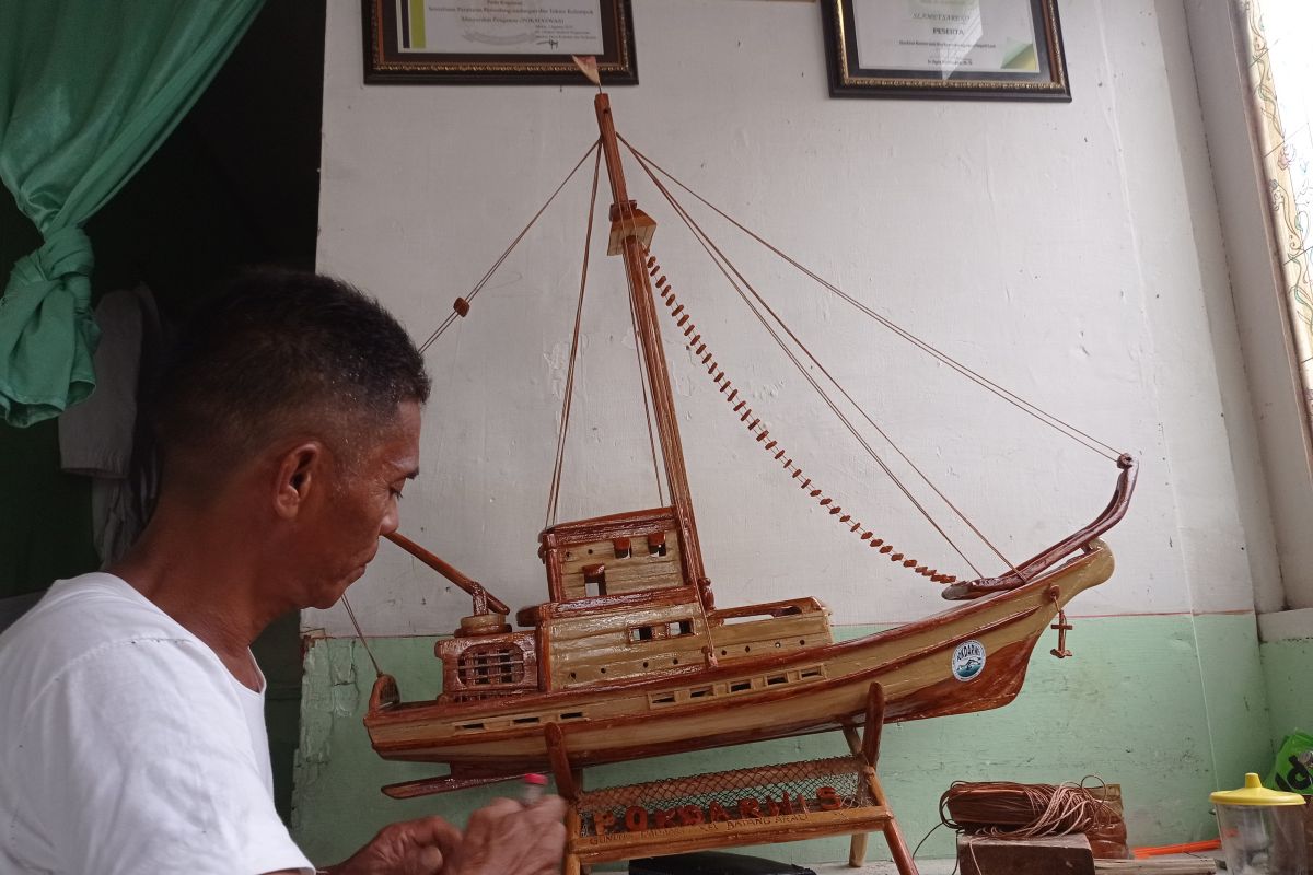 Seorang nelayan kreasikan pelepah pohon salak menjadi miniatur kapal
