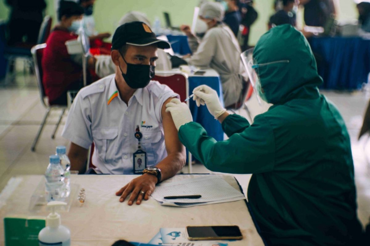 Dukung vaksinasi, Le Minerale bagikan air minum di 100 titik vaksinasi