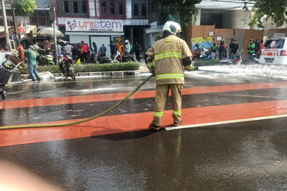 Jalan Rawamangun berlumur oli usai pemotor tabrak penjual gorengan