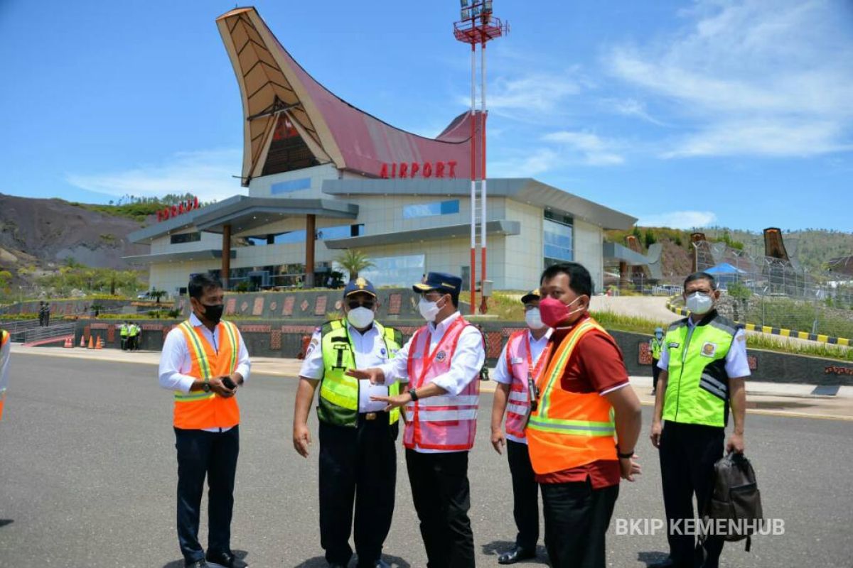 Jelang diresmikan Presiden, Menhub tinjau Bandara Toraja