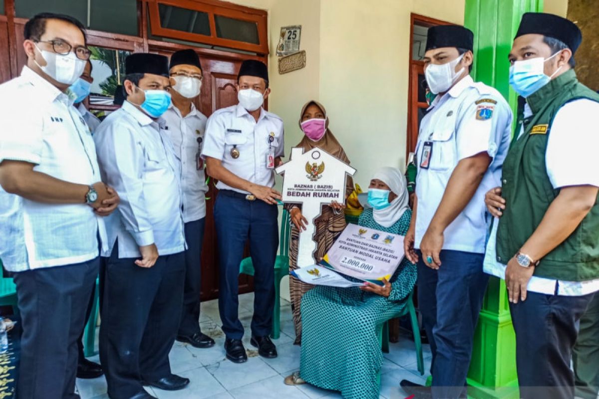 Pemkot Jaksel serahkan bantuan bedah rumah Baznas DKI