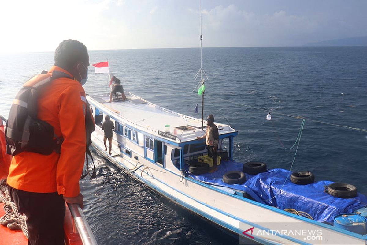 Basarnas evakuasi penumpang kecelakaan kapal di perairan Raja Ampat