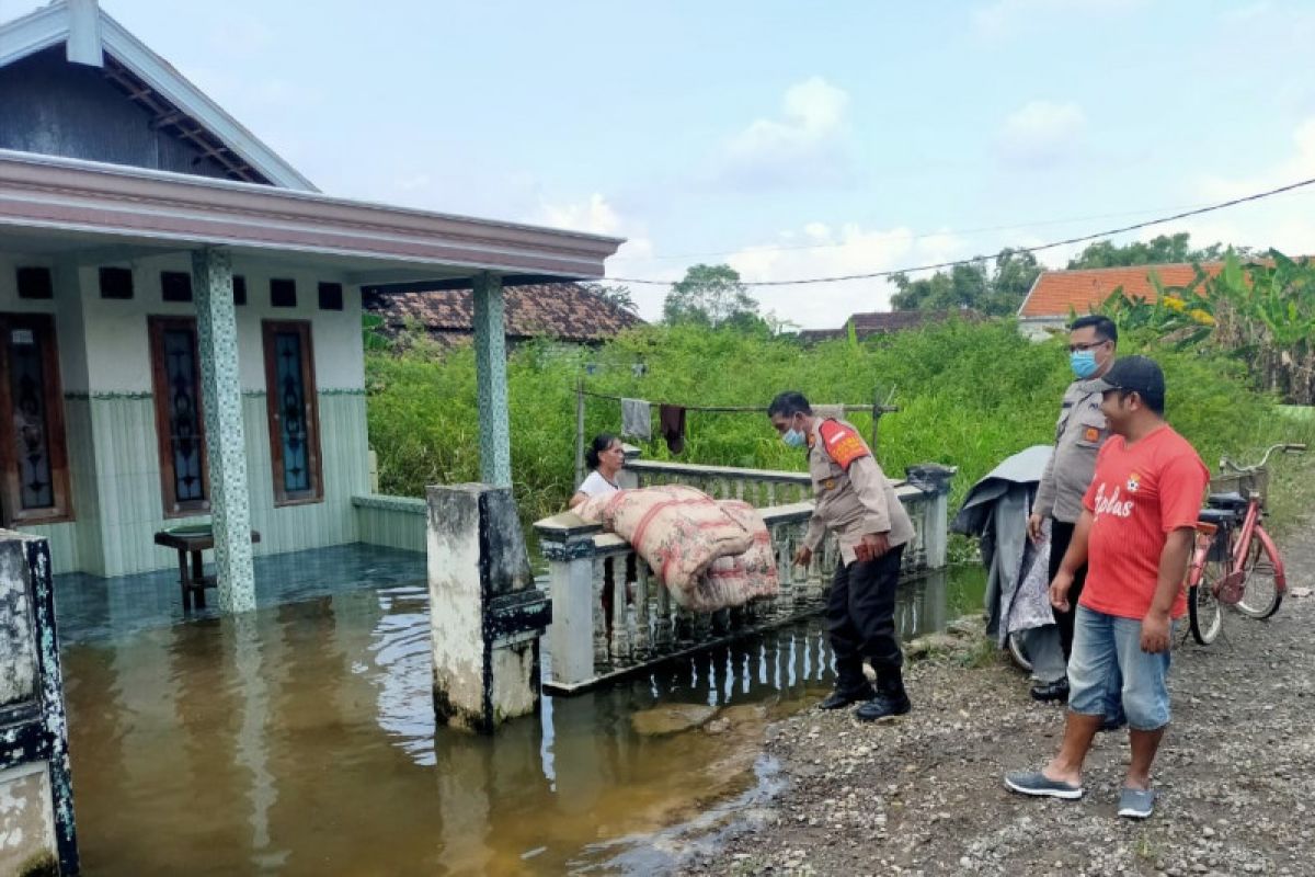 Banjir di Gresik mulai surut, warga bersih-bersih rumah