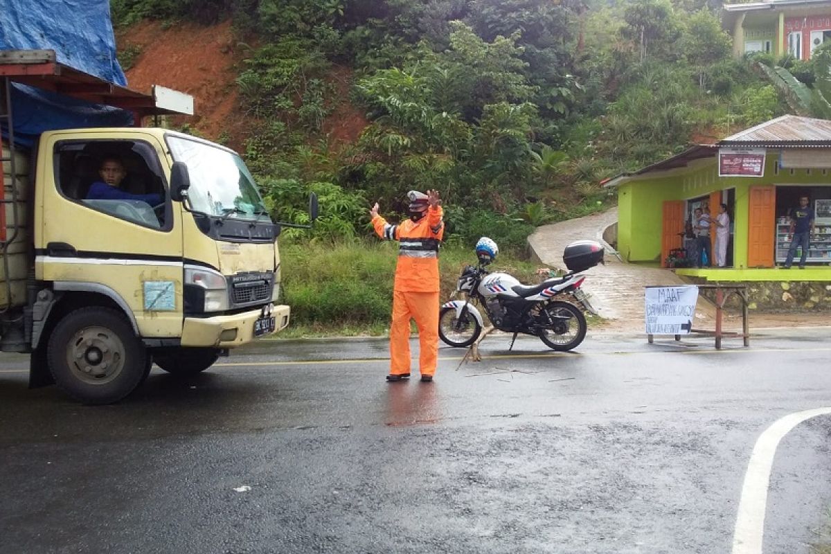 Hingga saat ini 4 titik longsor di Jalinsum Sibolga-Tarutung  belum bisa dilalui