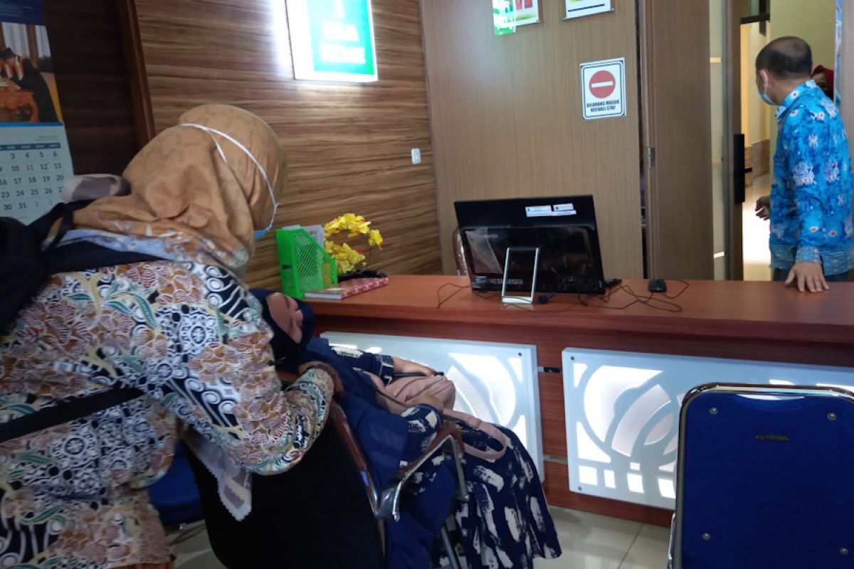 Seorang wanita menangis histeris saat minta surat izin di PN Tanjungkarang