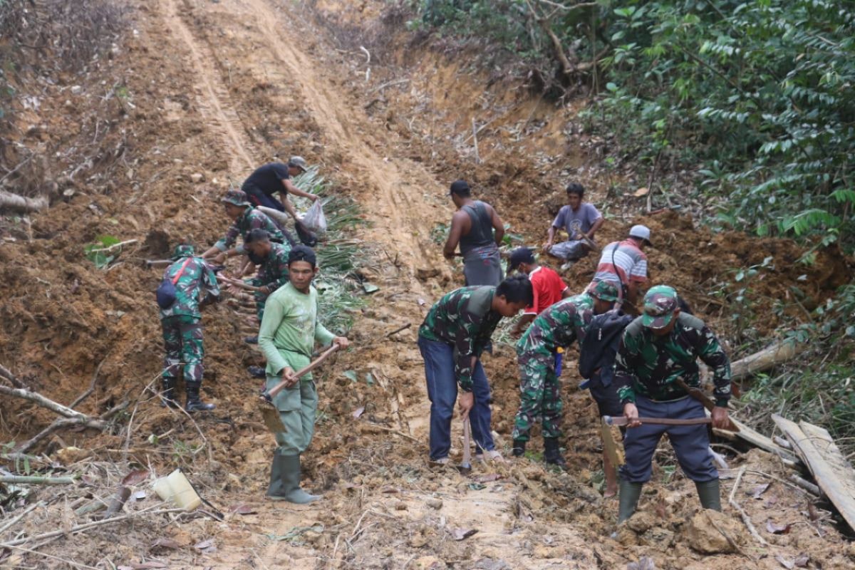 Bersama masyarakat, Satgas TMMD Kodim 1206/PSB timbun jalan berlubang