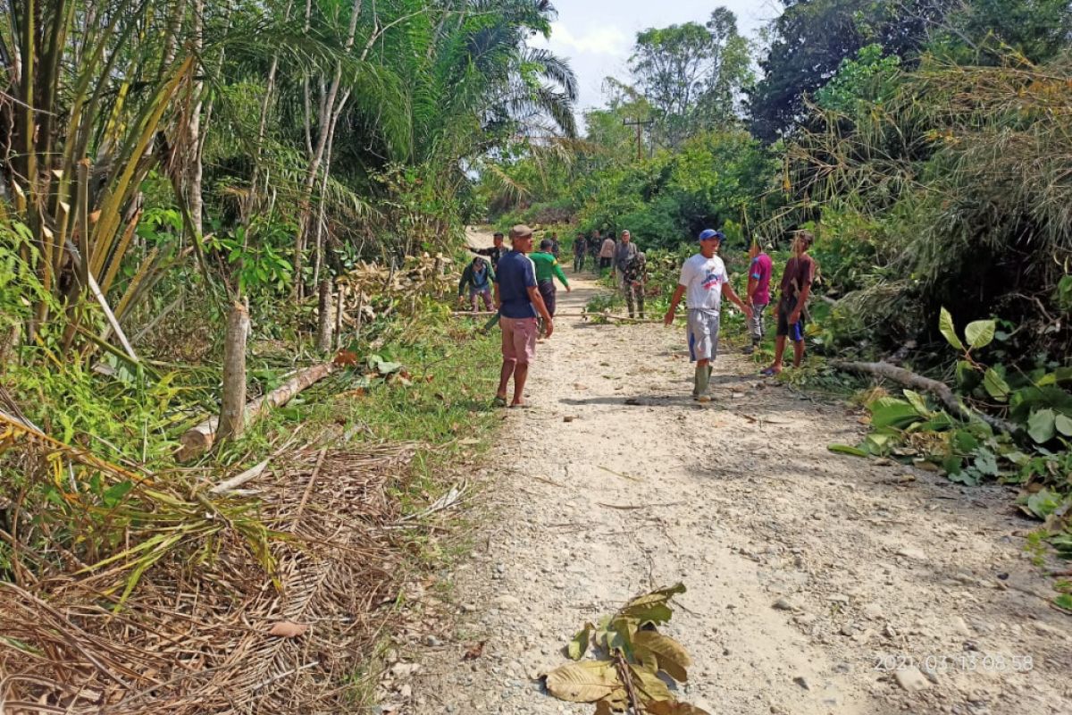 Satgas TMMD-110 Putussibau picu masyarakat bergotong royong