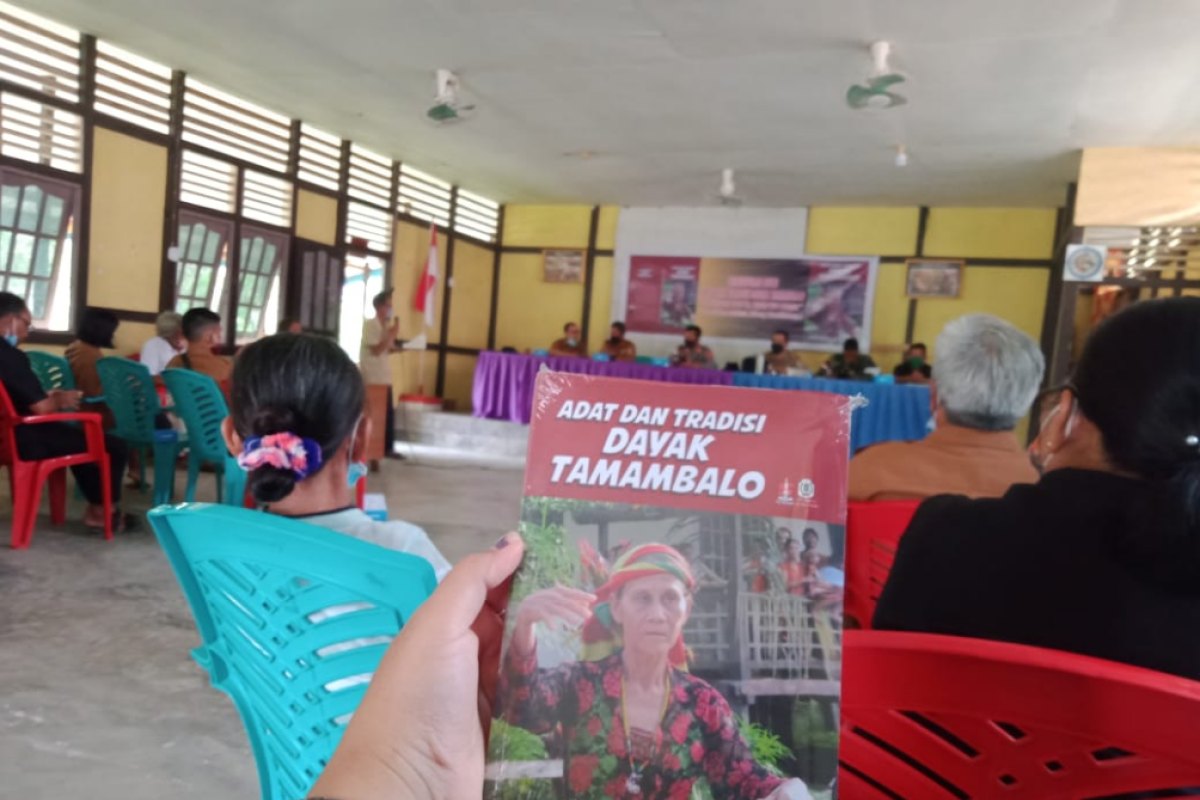 Suku Dayak Tamambalo perbatasan RI-Malaysia luncurkan buku adat tradisi