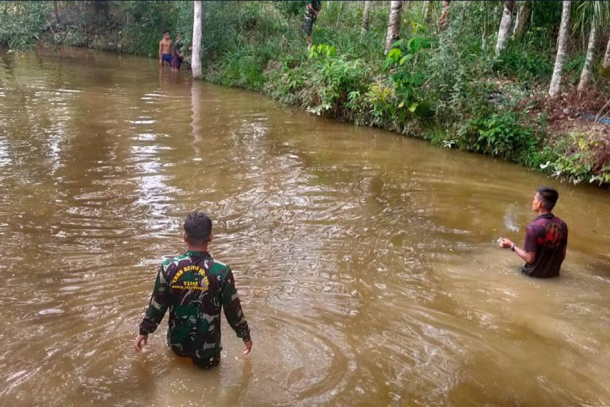 Satgas TMMD Ke 110 Kodim 1206/PSB mencari ikan bersama warga