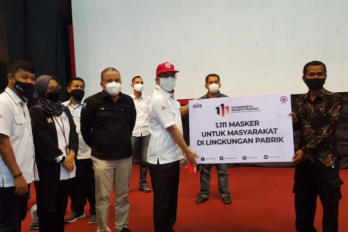 Sambut HUT ke-111 Semen Padang bagikan 1.111 masker