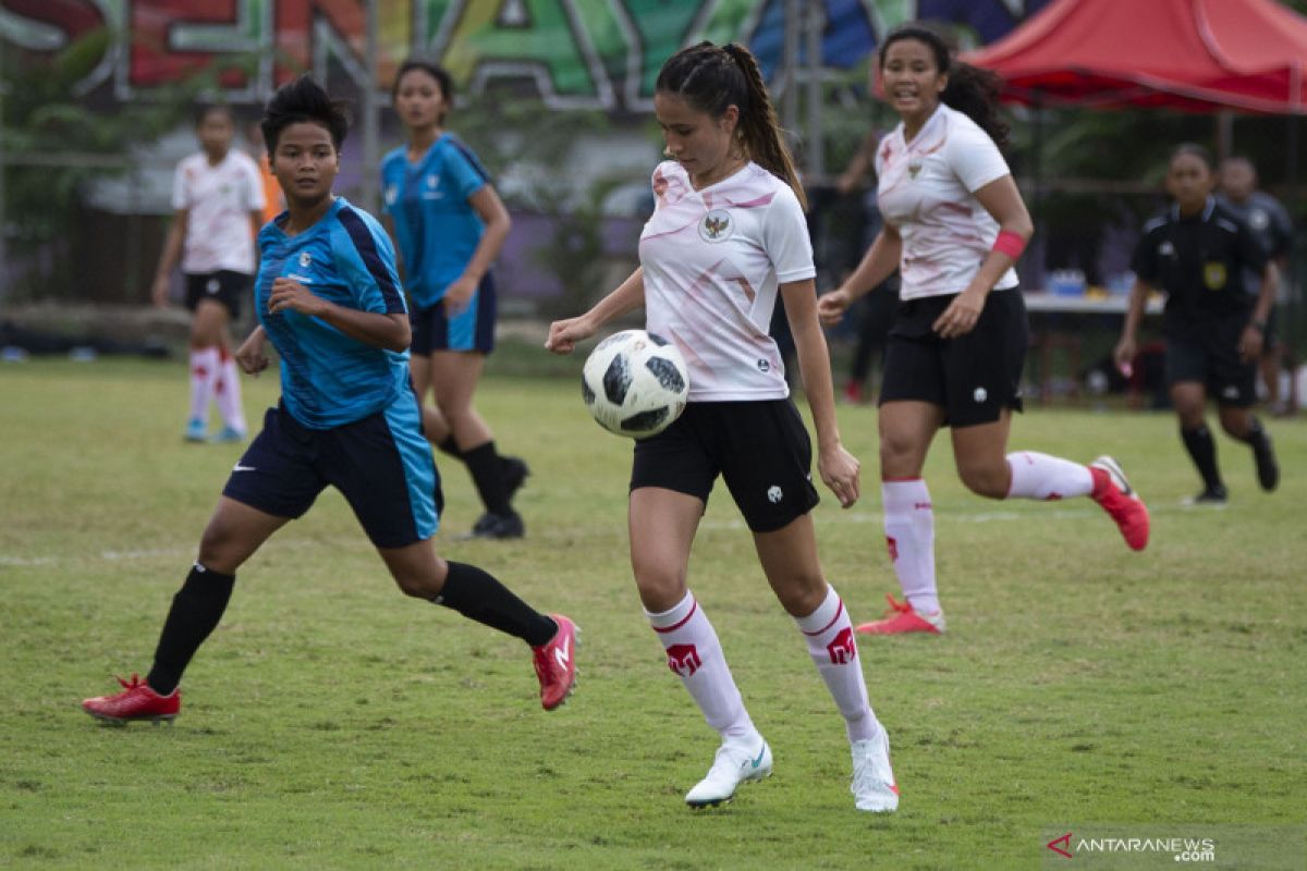 Ketum PSSI apresiasi latihan yoga timnas putri