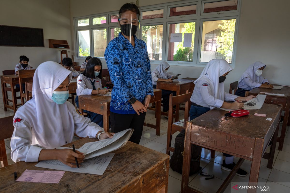 Tujuh guru dan siswa terpapar COVID-19 selama PTM di Semarang