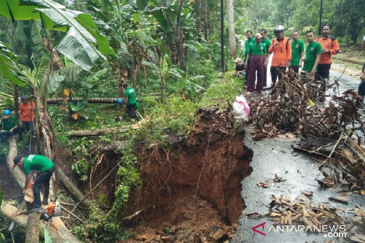 Musibah tanah longsor kembali terjadi di Pamekasan akibat cuaca buruk