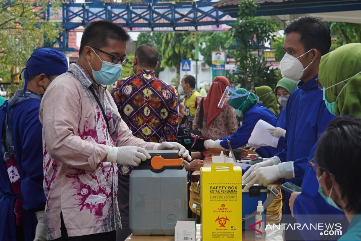 Vaksinasi COVID-19 tahap dua di Kabupaten HSS